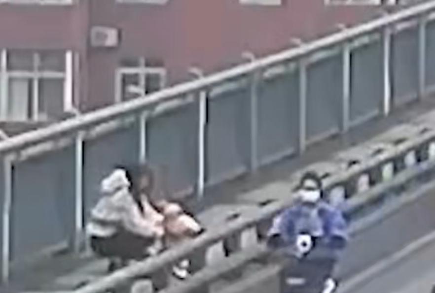 桥上生死一瞬，外卖骑手舍命拉住绝望母亲
 
车流穿梭的大桥之上，一幕揪心又暖心的