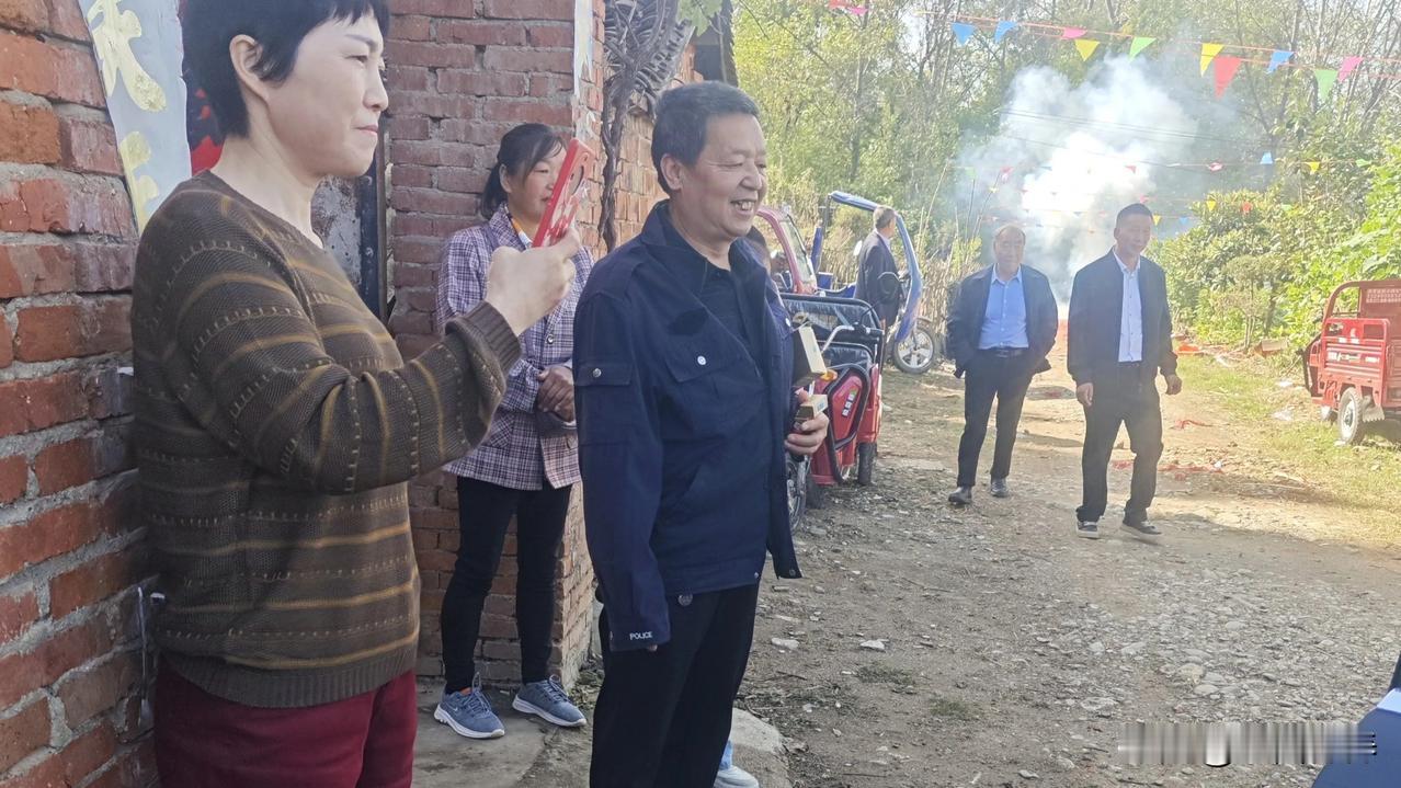 #秋日生活打卡季#
下联:张灯结彩喜事多
上联:作赋唱歌精神爽

   解析
下