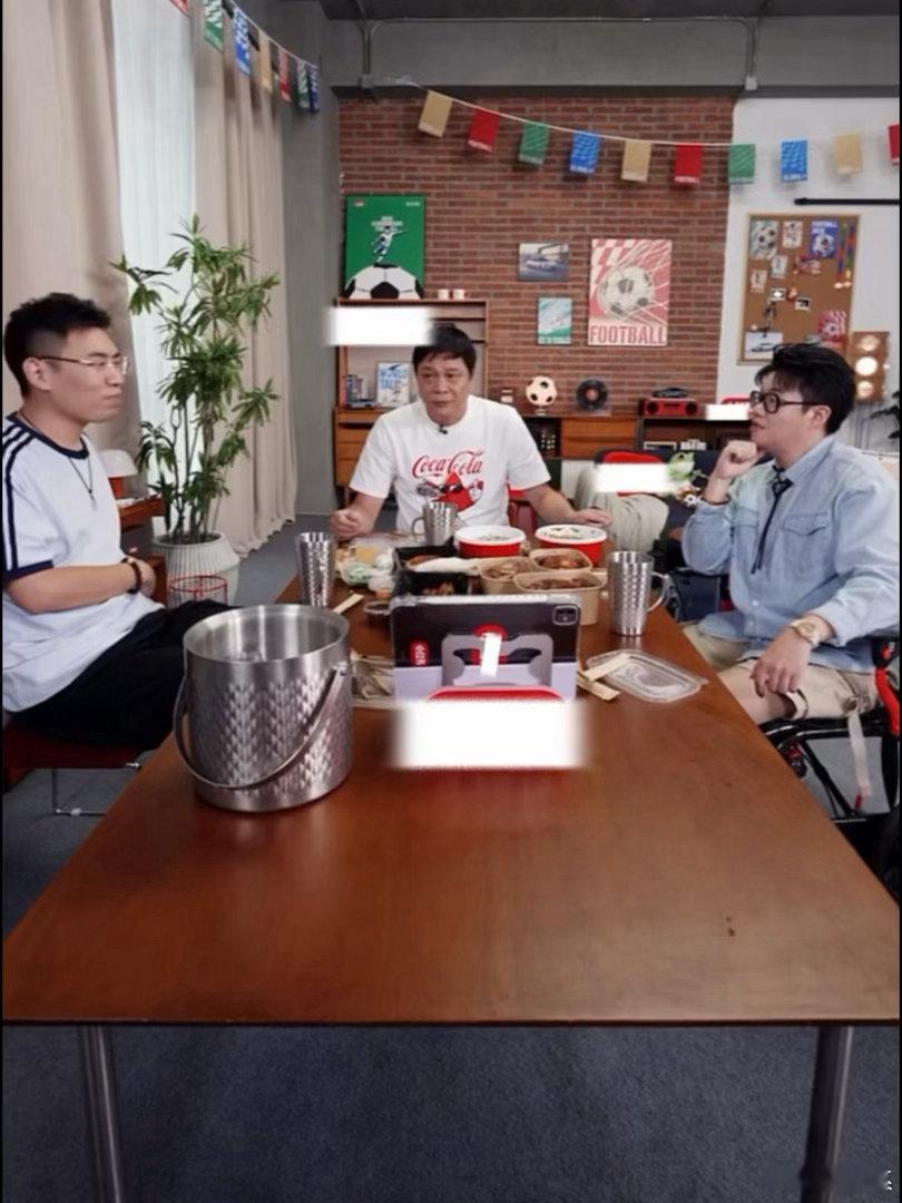 范志毅给哈兰德讲球范志毅说内马尔后续依旧会上场 范大将军直播聊球真的太欢乐了，从