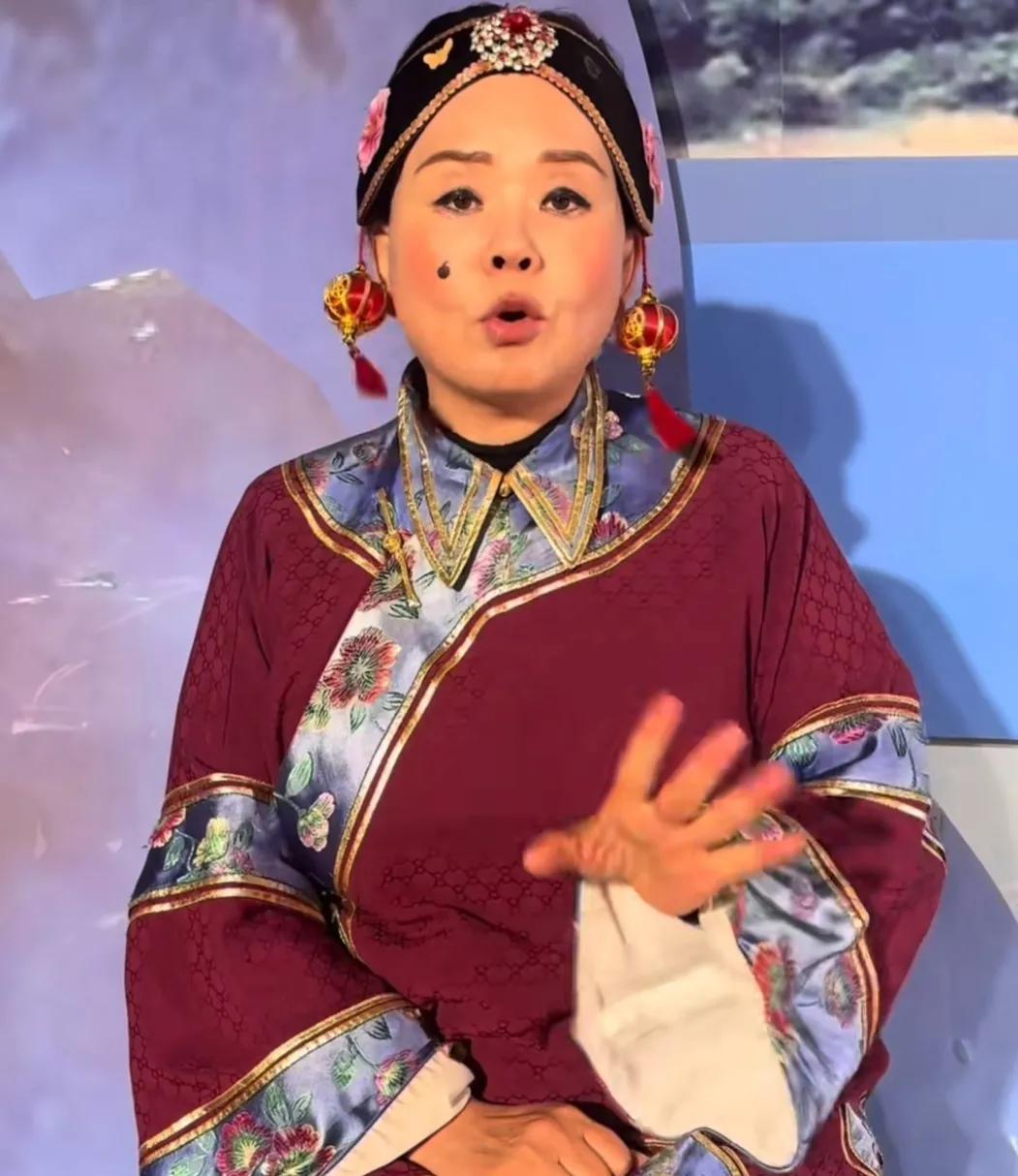 不得不说，许昌王彩旦这个造型与张巧英真像，如果上了舞台，不坐近处的话还真分不出来