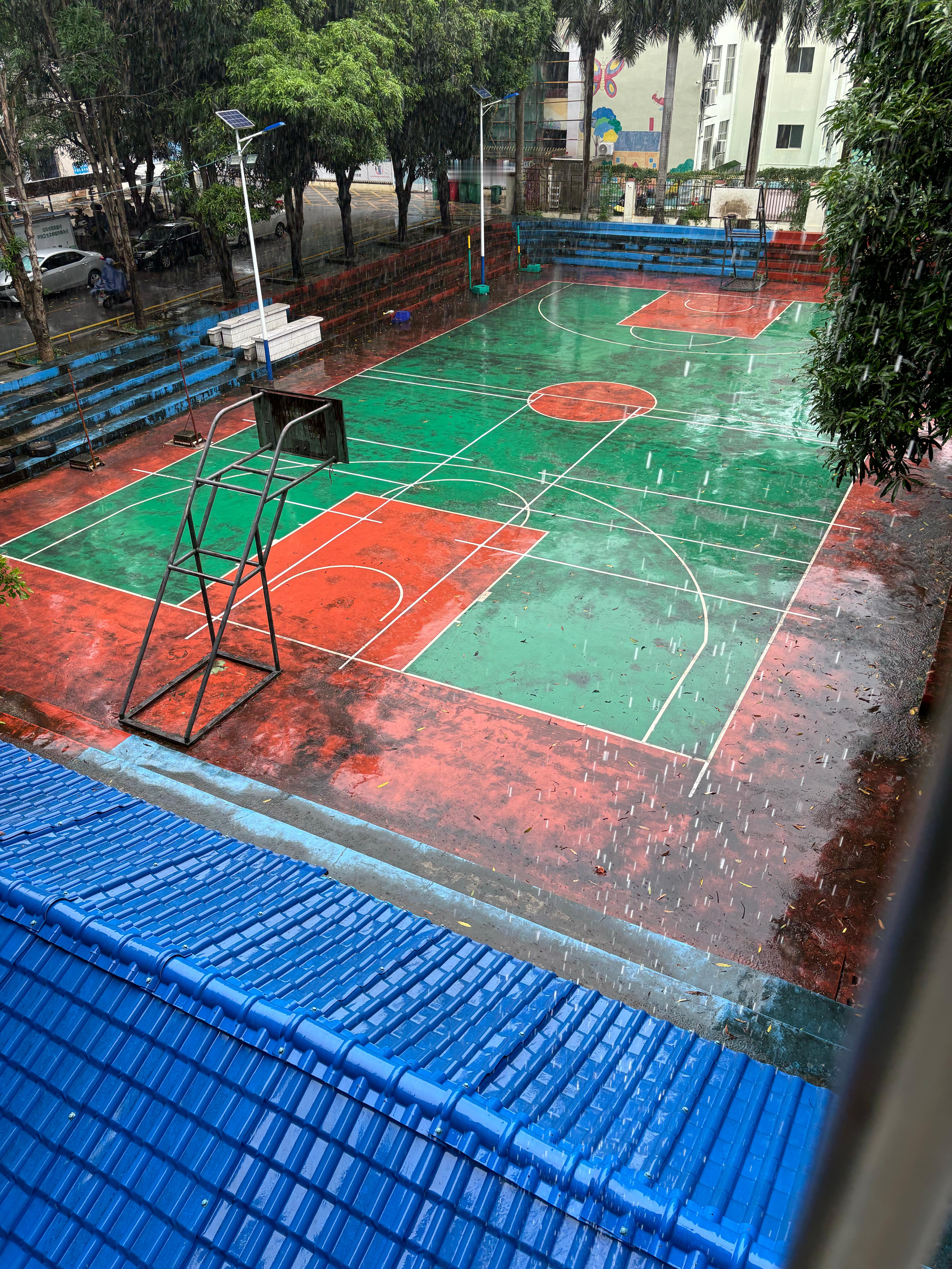 上海下班暴雨实况好像都在下雨呢今天我们这里下得也不小明天预告暴雨明天我要上高速现