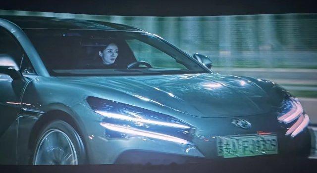 惊蛰无声春节档第二还没来得及去看，短视频上刷了一部分。过年期间也开了剧中杨幂同款