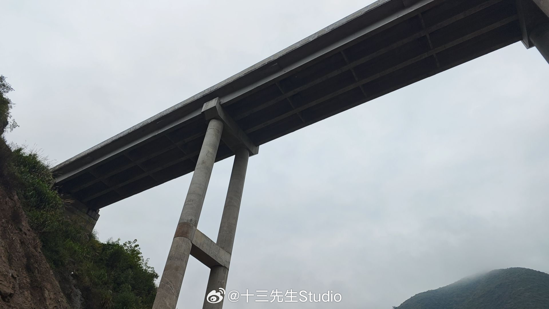 前两天领克10刚来了个从山上摔下来人没啥事儿，今儿又来一个60米高的桥上掉下来人