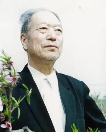 80年代，兰考的四个农民长途跋涉，去往新安监狱探监，在门口，监管人员问：“你们来