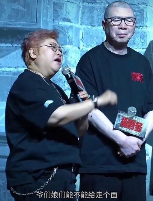 一直对韩红的好感，是因为她在公益领域的贡献和人设非常的稳

可以说是演艺圈的一股