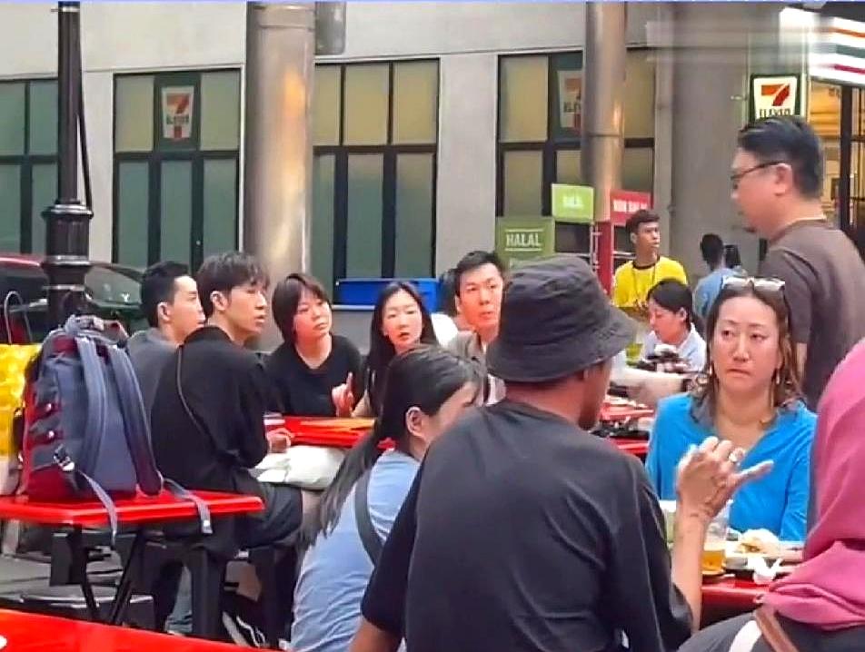 很多人看错了，周冬雨的素颜，赢的不是真“惊艳”。
她不属于浓颜那一挂。
多次