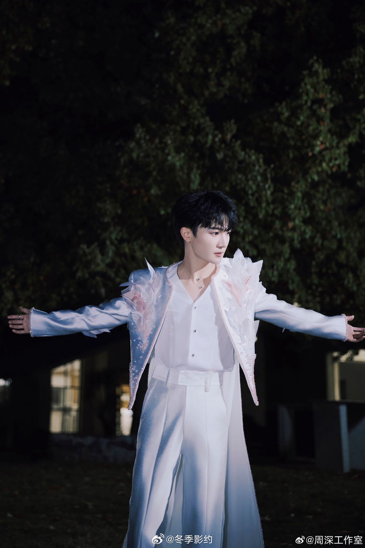 周深巅峰之夜舞台 周深今晚献唱《怜悯》《璀璨冒险人》《小美满》，唱功与情感兼具，