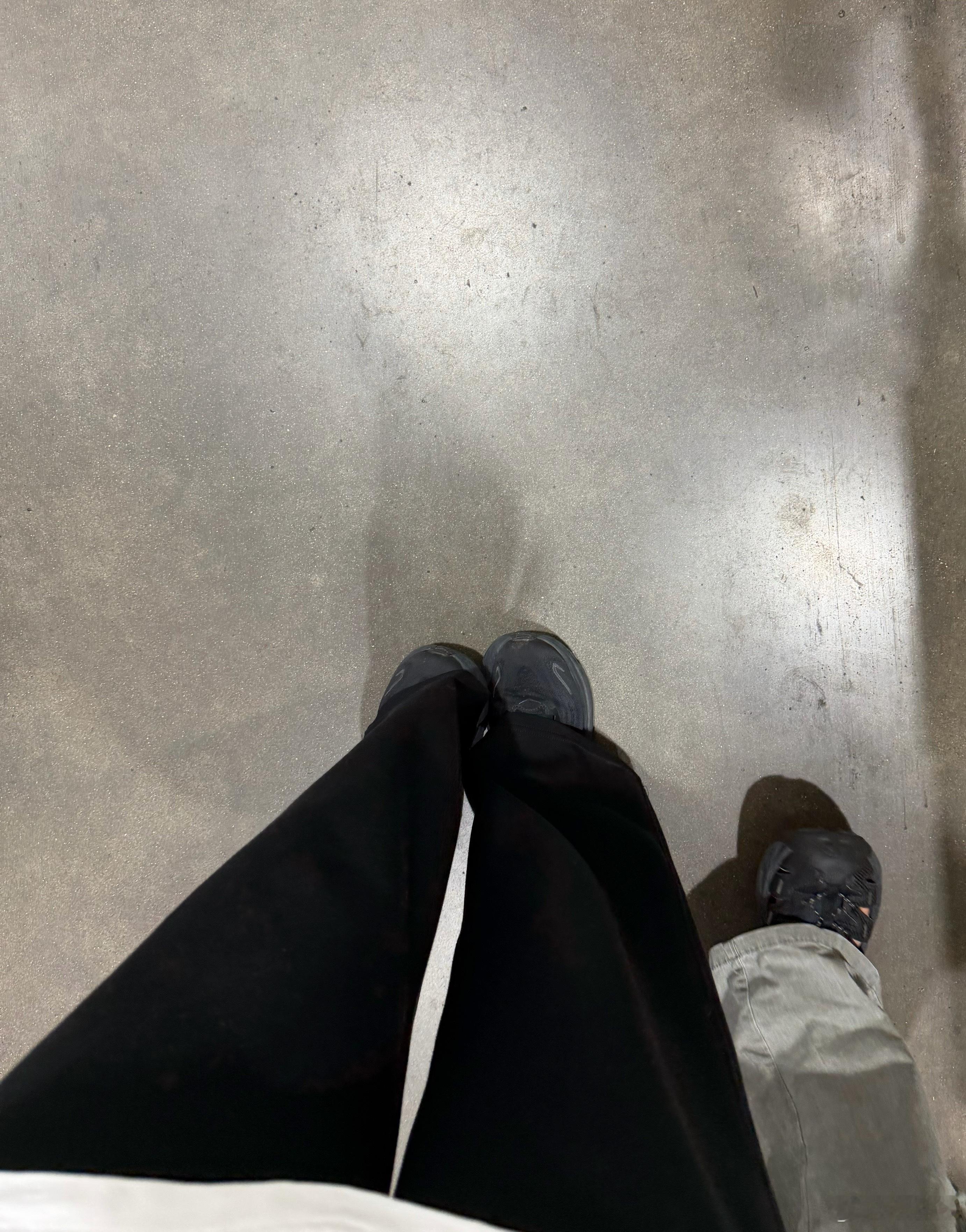 跳舞固定穿搭 团里的lu子裤和hoka 裤子弹性特别好 不过现在穿有点热了 凉快