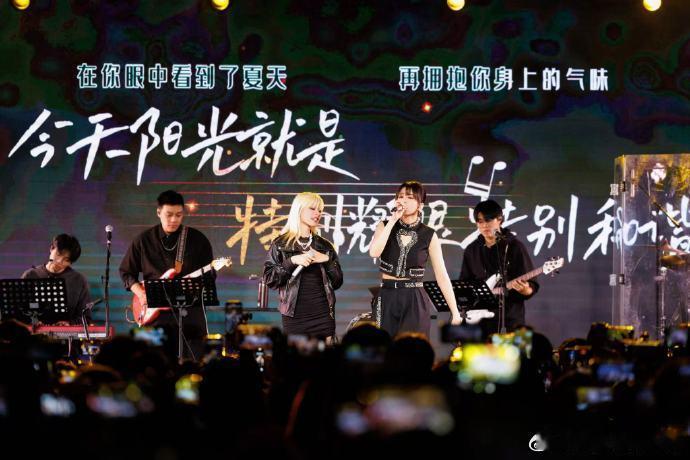 家人们，想象一下，在曾沛慈广州巡演现场，《一个人想着一个人》的旋律一响起，全场瞬