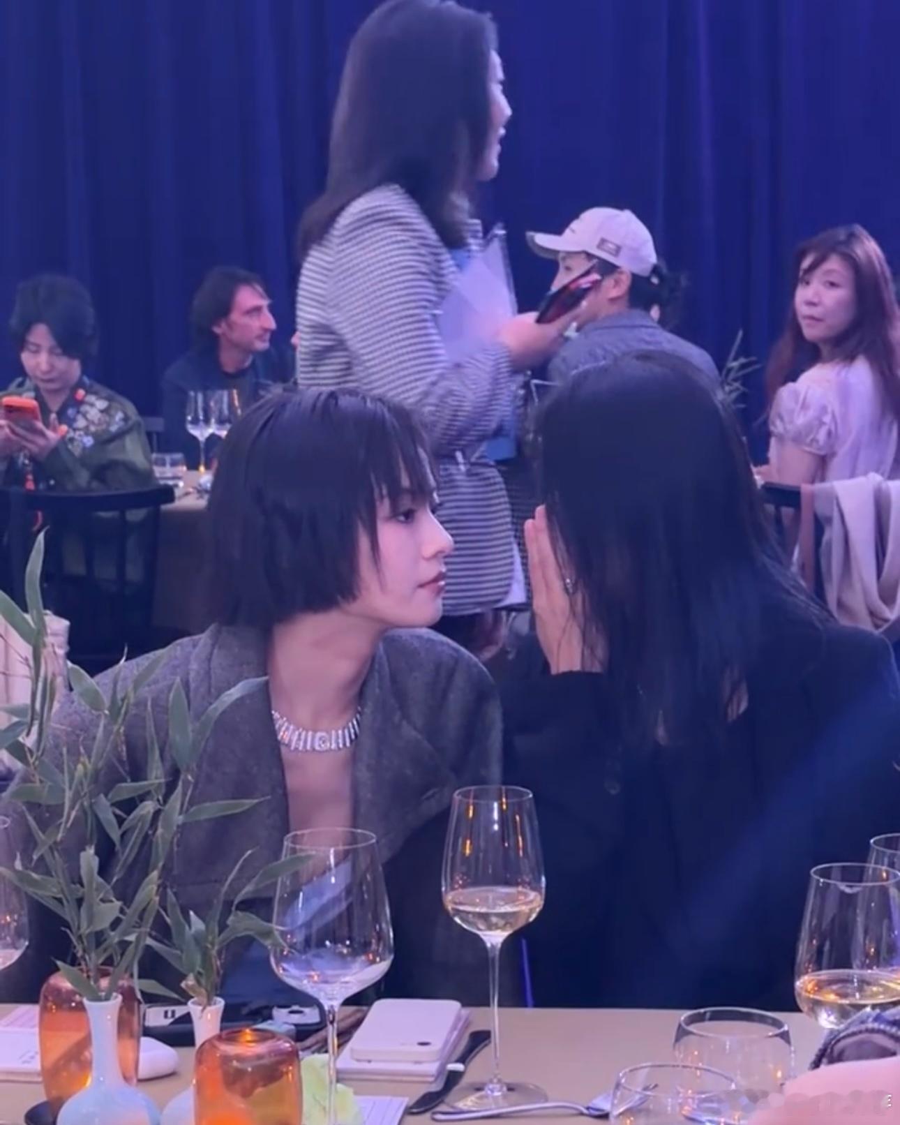李庚希你是在等人亲吗李庚希在戛纳晚宴，和《无名女孩》导演凑头低语，眼神闪烁，透着