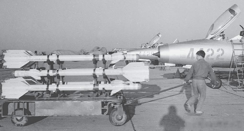 60年代古巴空军的米格-21Ф13进行挂弹出击训练军事历史全触达