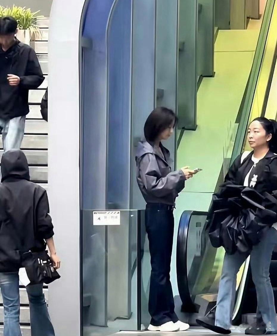 远处灵动身影太吸睛，定睛一看是佟丽娅，身形纤细苗条，气质温婉动人。 