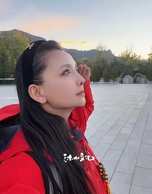 孙茜到了拉萨烈士陵园，蹲在哥哥墓碑前，把袋子里的东西一样一样往外拿。鲜花、白酒、