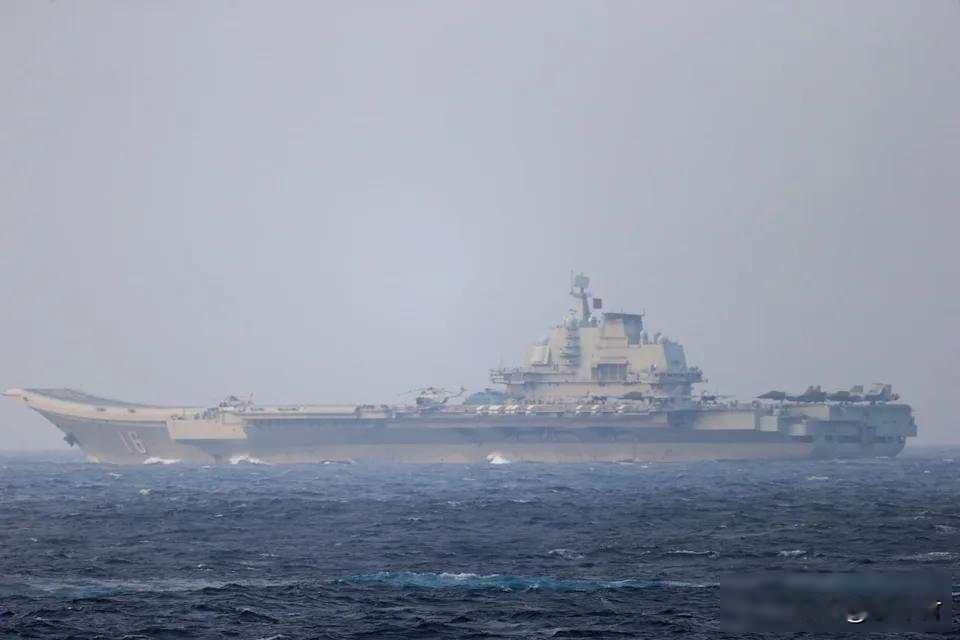 近日让我们值得关注的是，中国海军辽宁舰编队，全速顺着琉球岛的北侧直穿日本的九州东