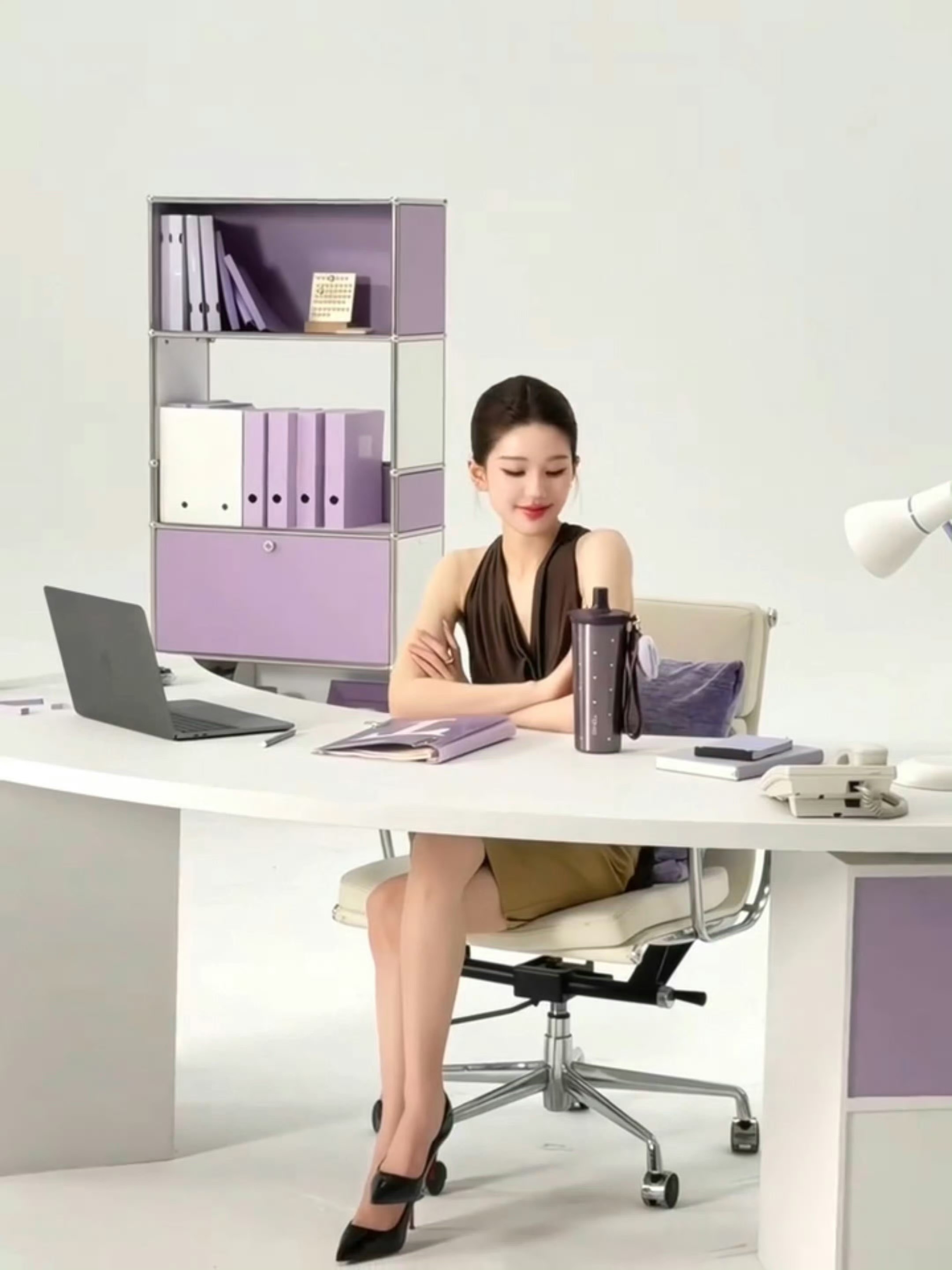 你看着面前这个玲珑娇俏的美女秘书声音都不自觉放软了说我找一下你们老板，结果她笑眯