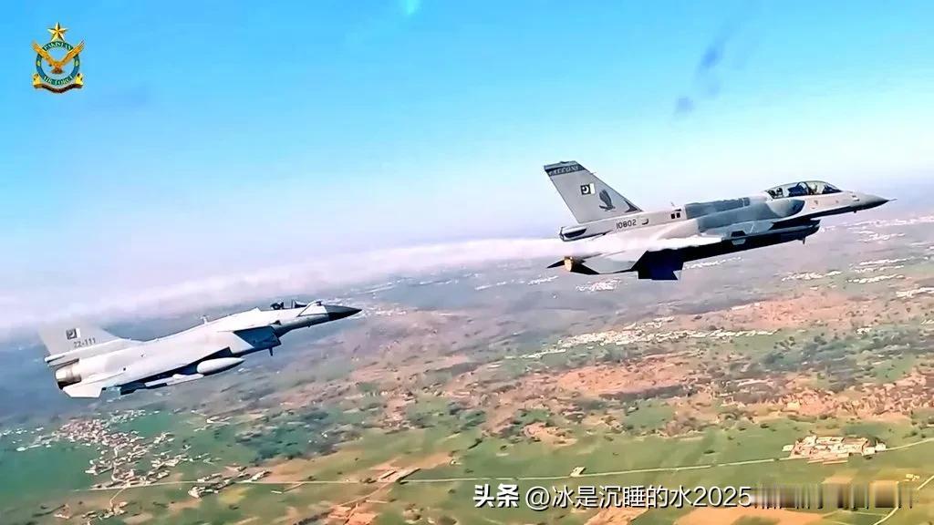 这个排场，目前只有巴基斯坦空军拥有歼-10CE“猛龙”轻型多用途战斗机与美制F-