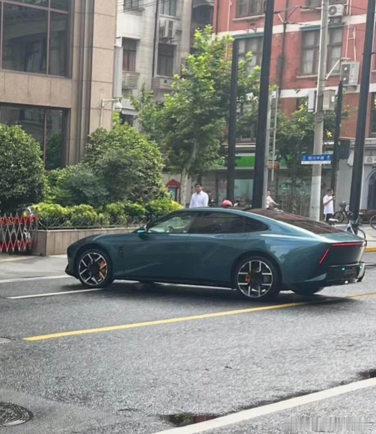 小鹏新 P7这个角度看上去好修长啊，实车确实也很低趴～大家觉得这个颜值如何👀小
