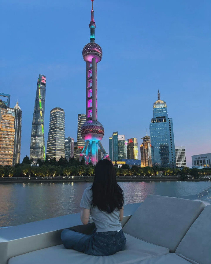 #宁艺卓把自己硬转到上海##宁艺卓东方明珠打卡#宁艺卓的上海行，简直是粉丝们的超