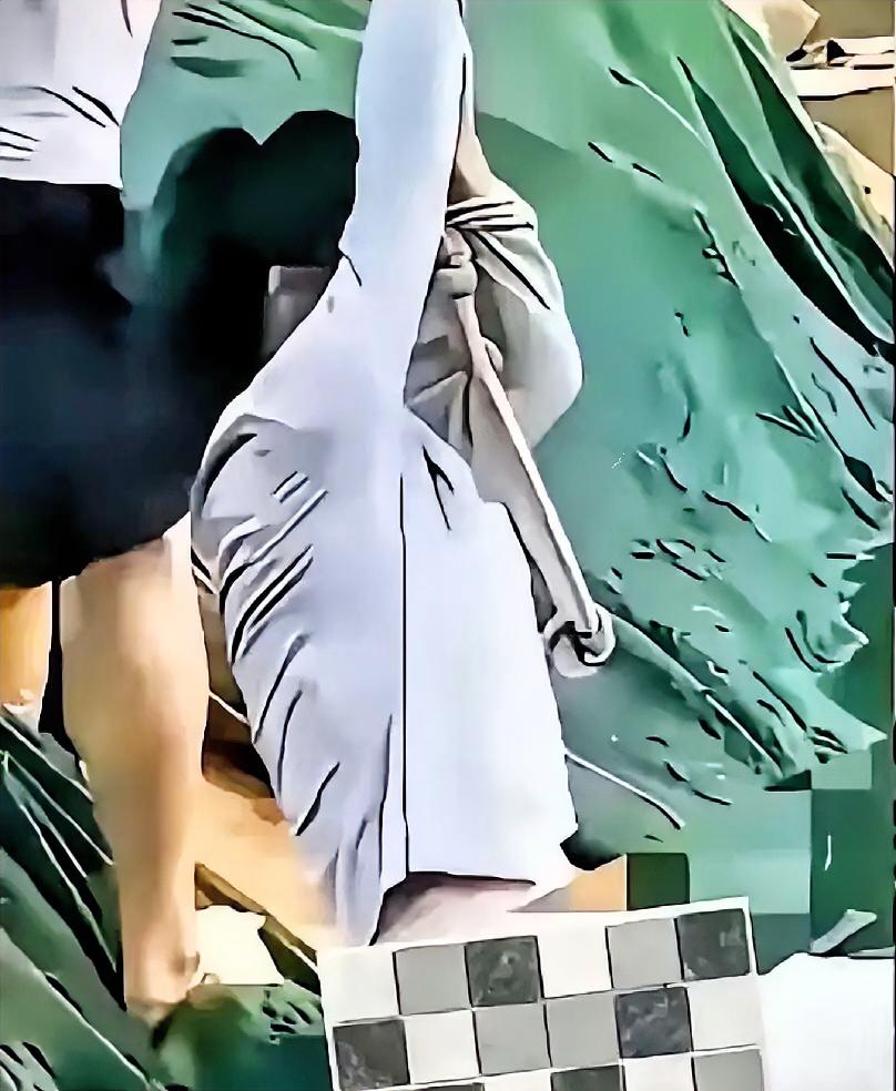 五台山那幕真的看一次暖一次！姑娘落水后下身衣服被冲没，死死夹着腿满脸通红，周围人