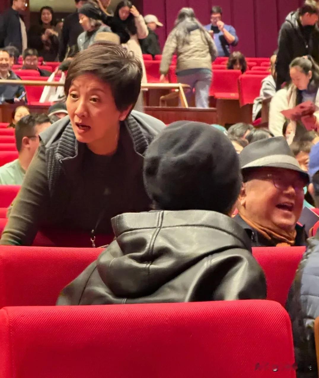 张国立的音乐话剧《情歌》在北京演出，老婆邓婕和众多好友现身捧场。
71岁的张国立