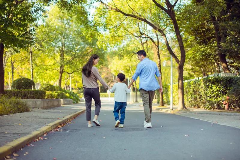 有了孩子你会给他报很多兴趣班吗?
不会！
我有一个6岁儿子
他一个兴趣班也没有