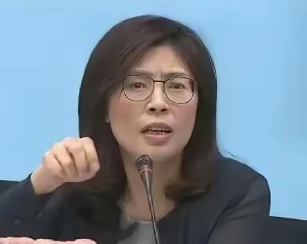 万万没想到，出身特殊的郑丽文，行事反差大到让人难以理解。
她的父亲曾是远赴缅甸作