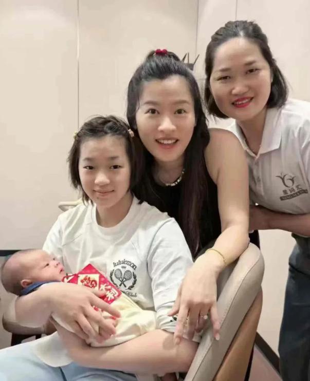 全红婵这状态有点变化
师兄家满月宴上，
她抱着孩子合影

白色上衣宽松，
脸也比