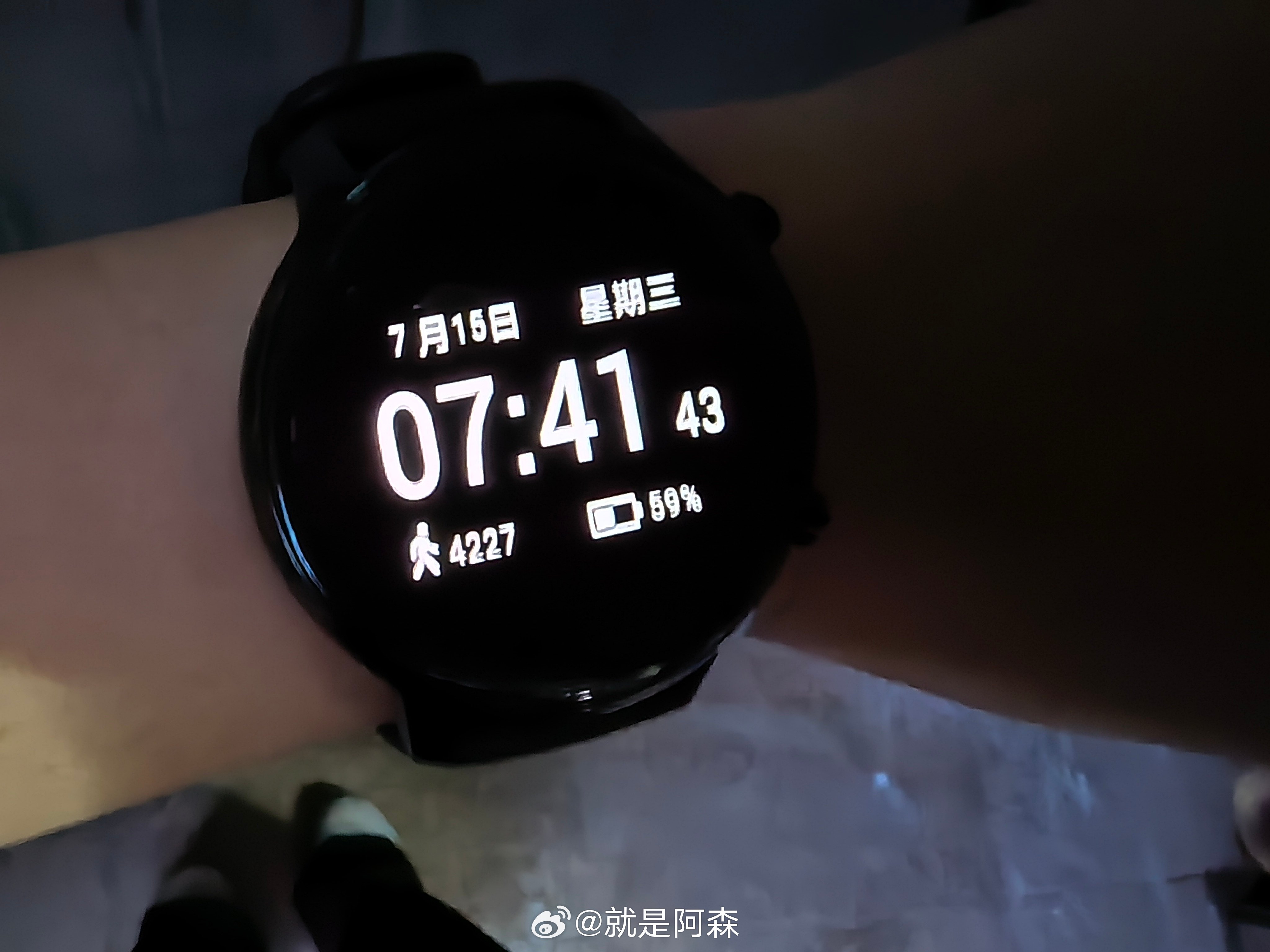 今天虽然温度高但却比前几天气温低的时候舒服，不闷不湿很清爽，太阳下山后更是凉爽，