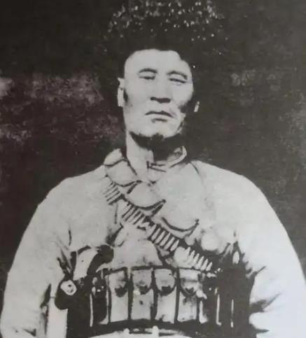 1949年12月，解放军在追击马家军残匪时，司号兵杨忠孝打死了一个穿着与众不同的