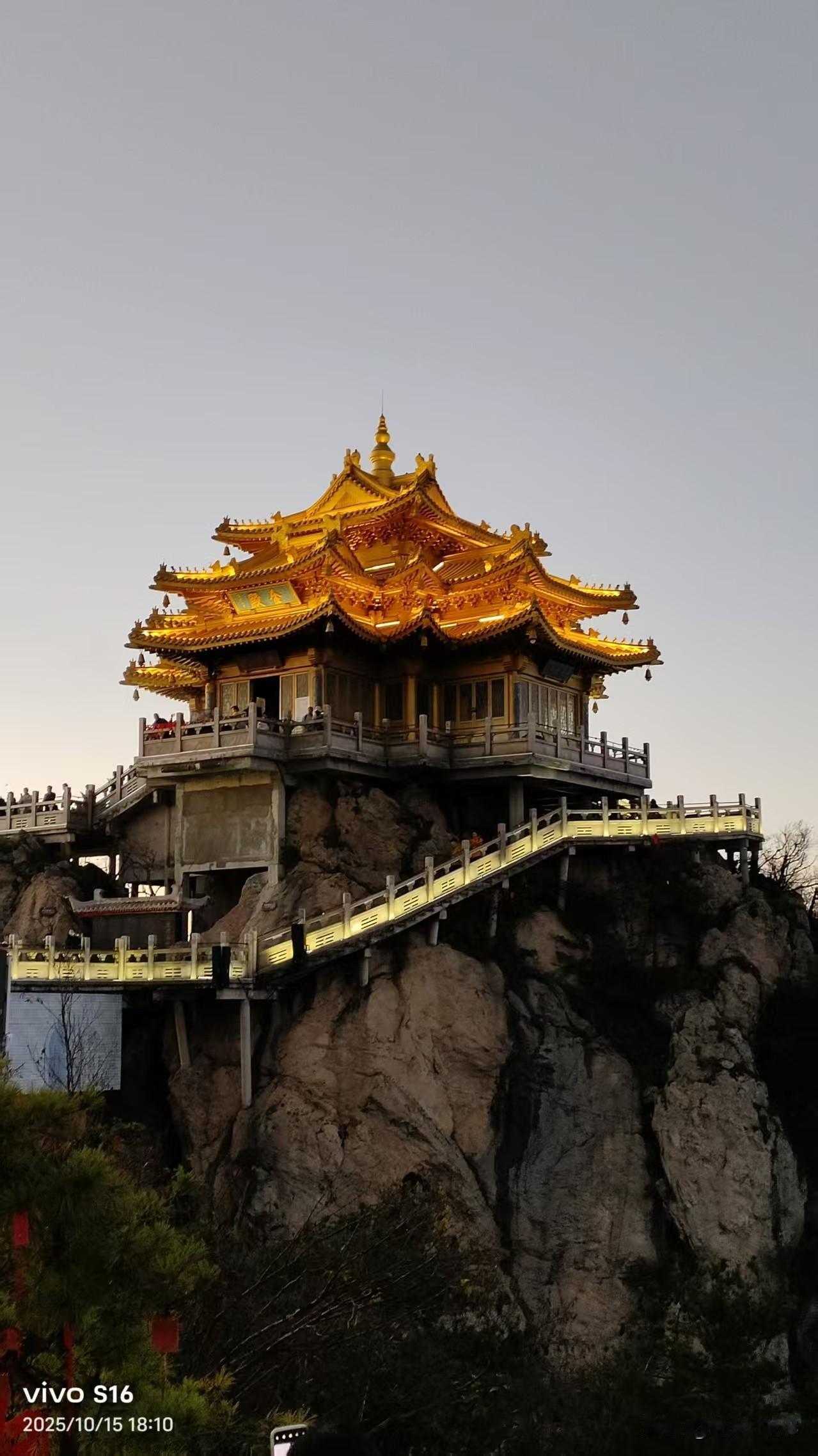 去年国庆节游老君山

古寺的美景随手来拍

人间仙境难忘怀！