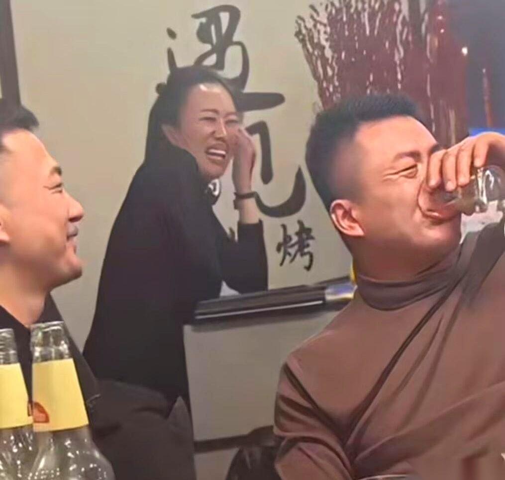 十年后的饭馆里，大哥推门进去，原本是想喝顿解馋的酒。酒瓶刚开，老板娘走过来上菜，
