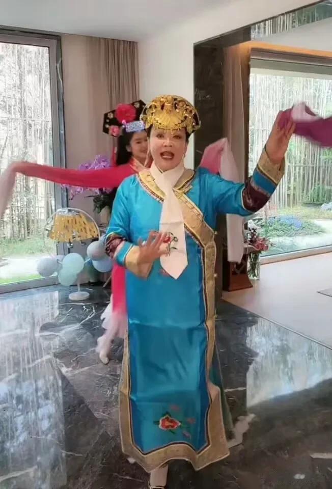 没有文文的战兰直播间更好看了！集齐时而文艺、古风、仙气，偶尔也闹腾的风格局面，粉