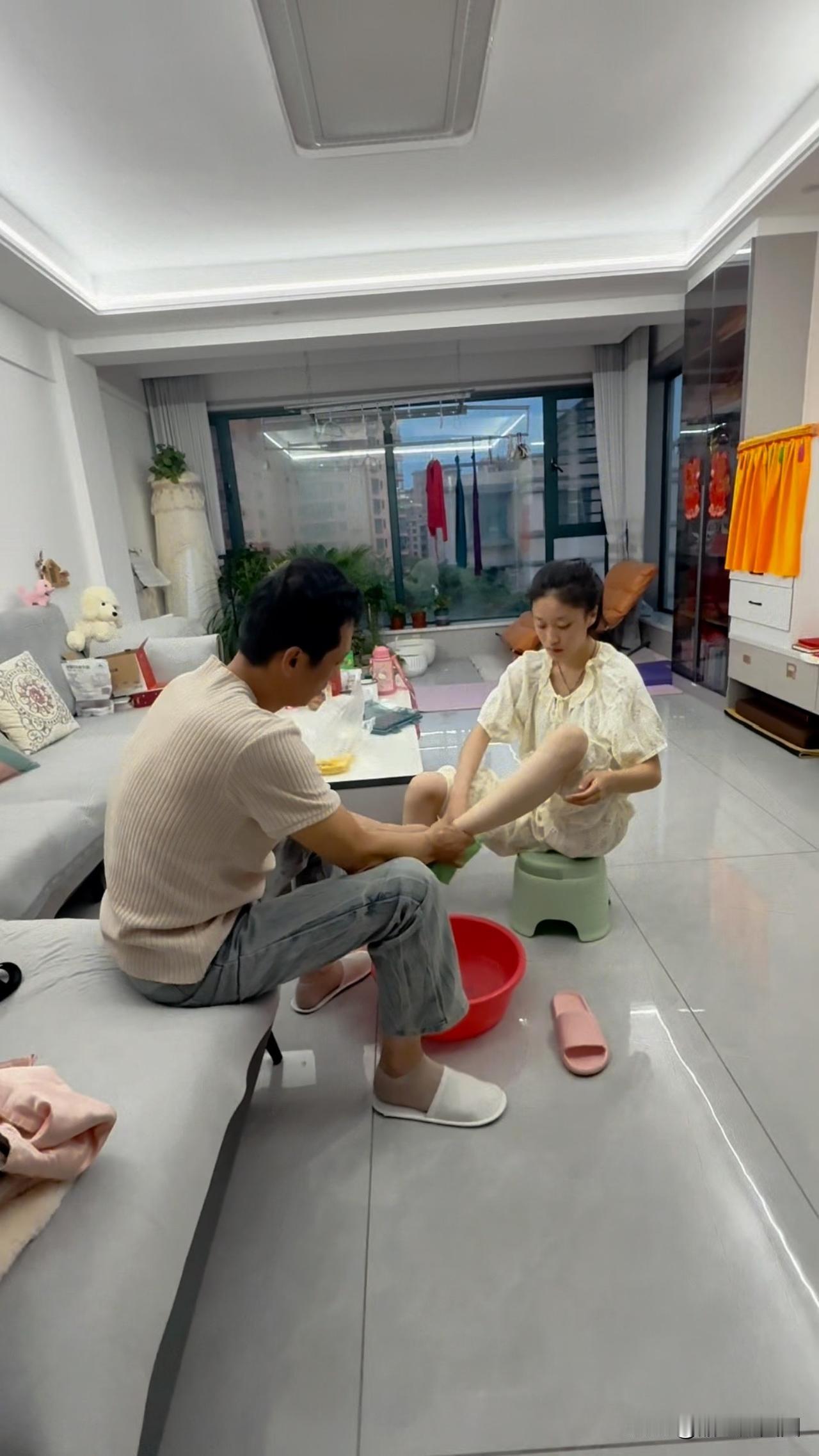 菲爸这次真的来看菲儿了，还给菲儿洗脚了，菲儿啊，尽情享受父爱，感受父爱吧！过去都