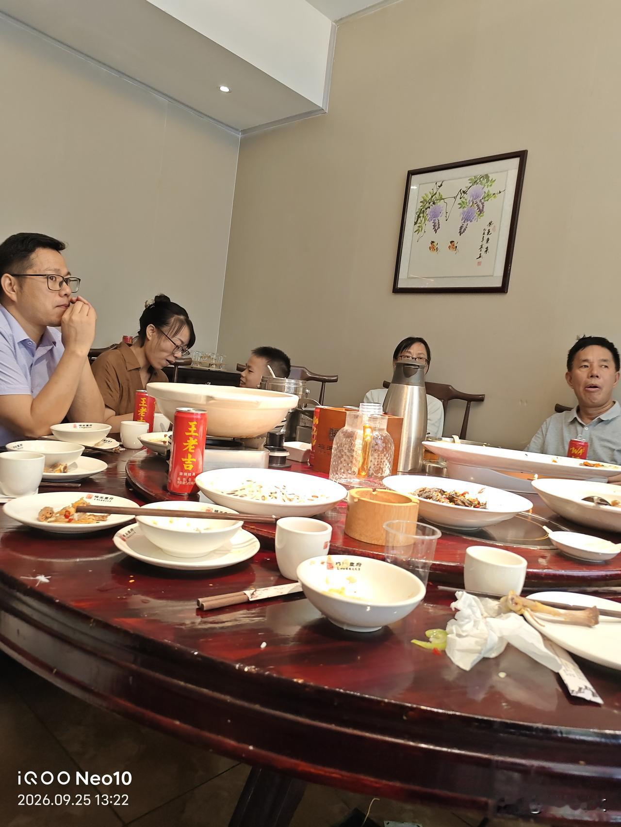 昨天，我家来了客人，我决定在梅城镇梅王鲜铺安排用餐。他家的菜口味出众十分可口，而