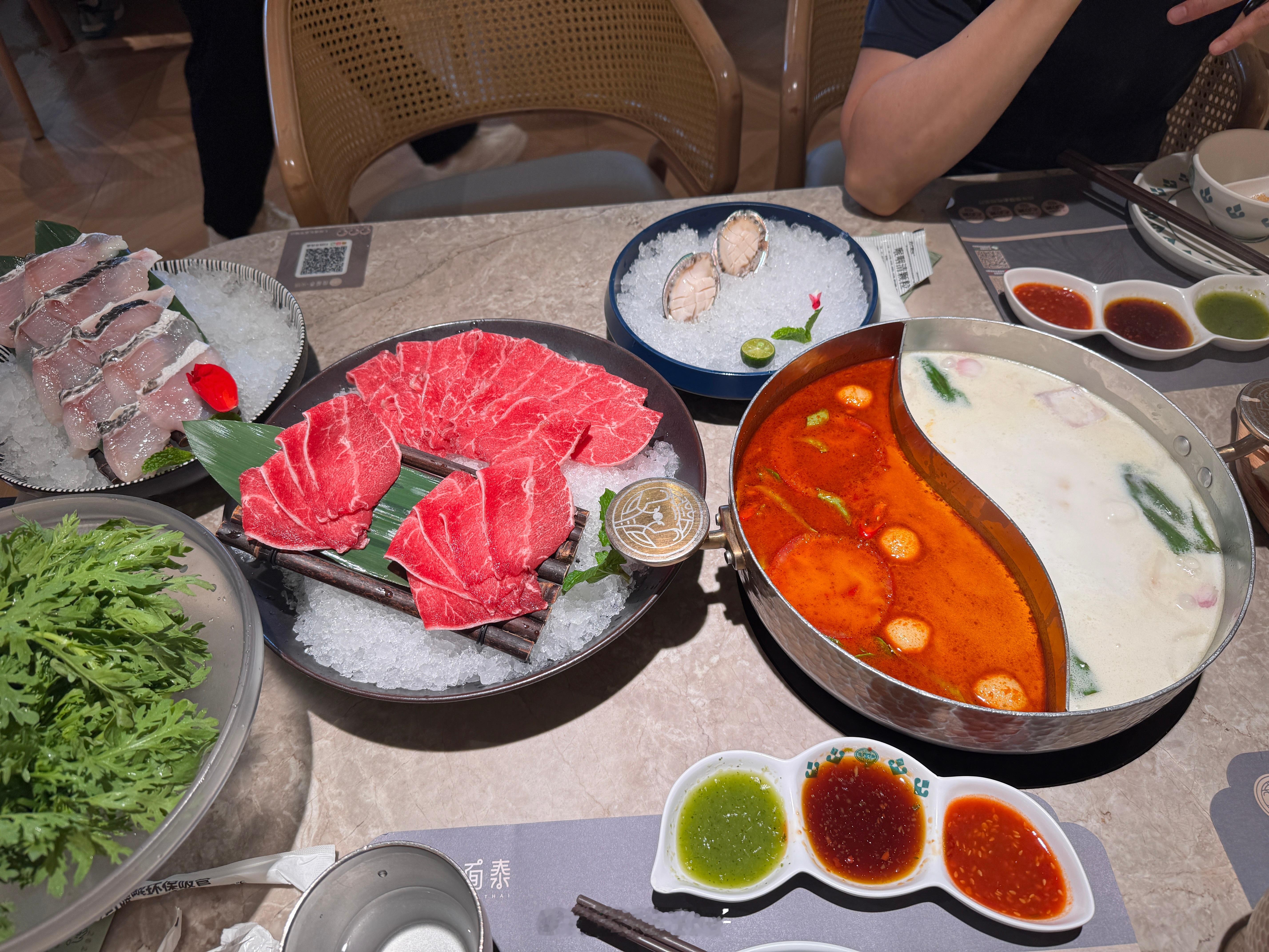 出去吃火锅，厨神和闺女轮番给我夹菜，特别是闺女，给我夹了好多次。我抱抱她肩膀说“