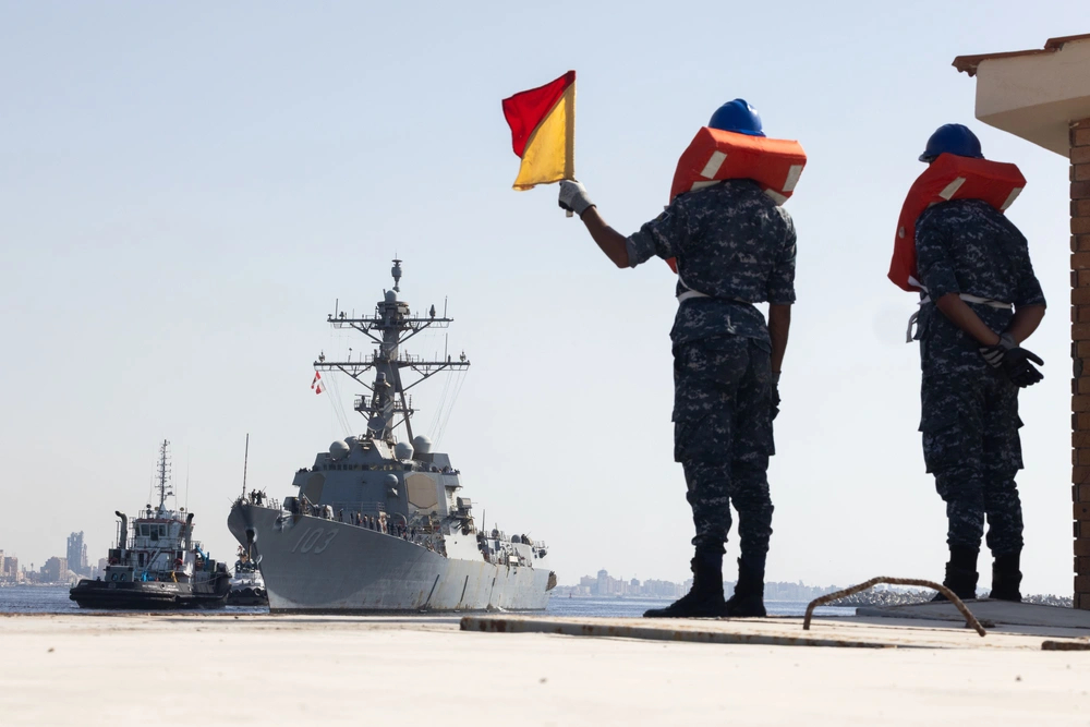 啊，是渔船 港口巨人正在迎接小人国的伯克级驱逐舰回港.jpg 