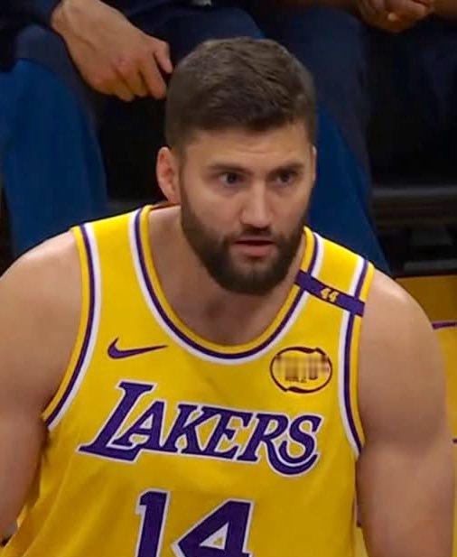 这b上来啥也没干送对面一个篮板