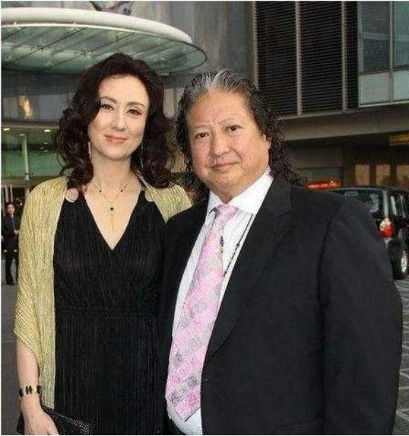 1977年，洪金宝带着自己女助理到去住酒店，前台说：“没有结婚证，不能办理一起入