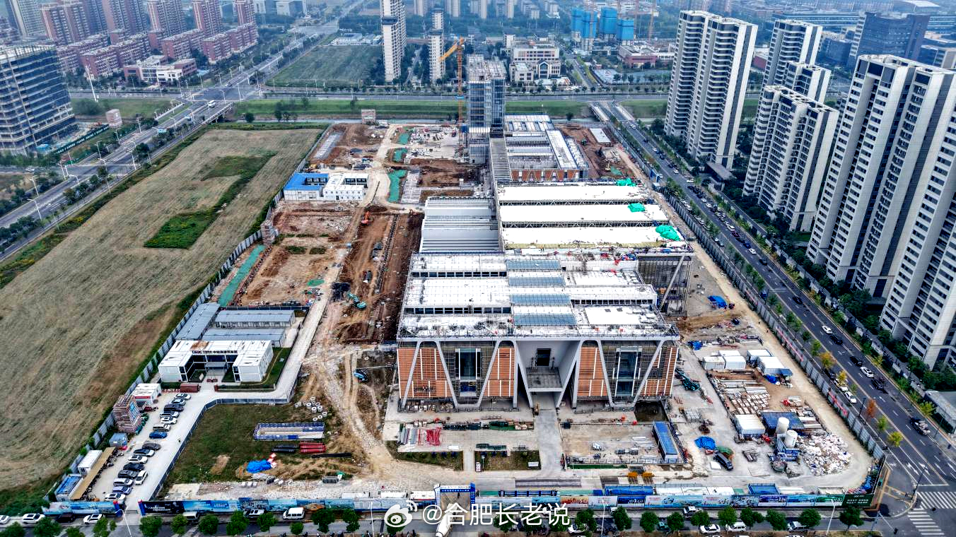 高新区体育中心已通过主体结构验收，全面转入内部装饰装修阶段，预计2026年12月