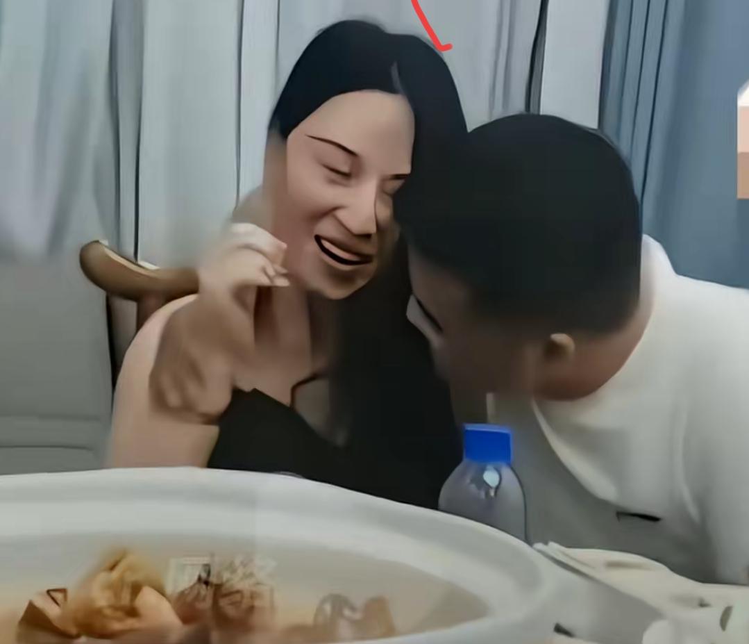 一点都不漂亮，哪里漂亮了？
都在传来传去，难道看不出不漂亮吗？
这男的，毁了两个