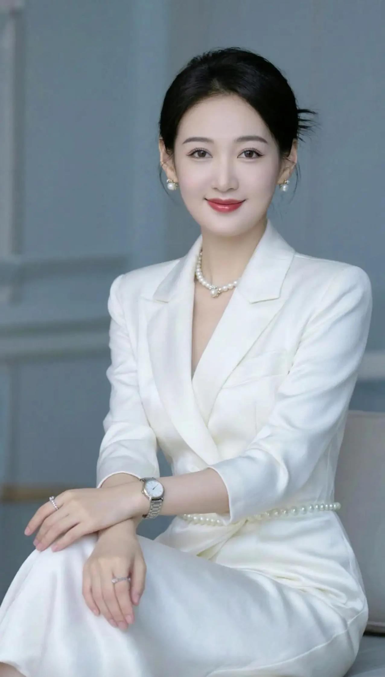 怎样穿搭知性又显身材?一组人像