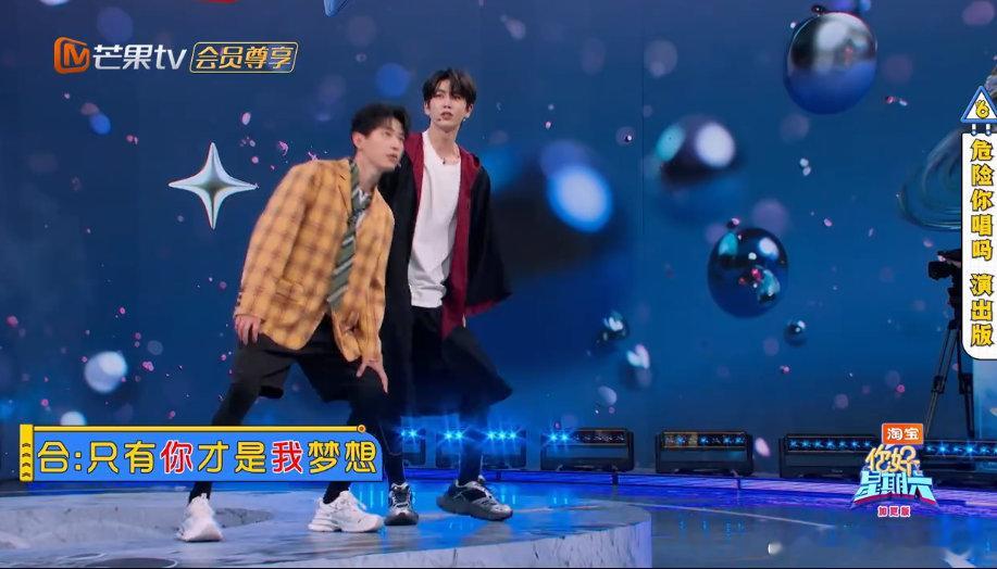 张凌赫搭档辛云来综艺超精彩，T台秀上各种状况，两人互动喜剧氛围超棒！