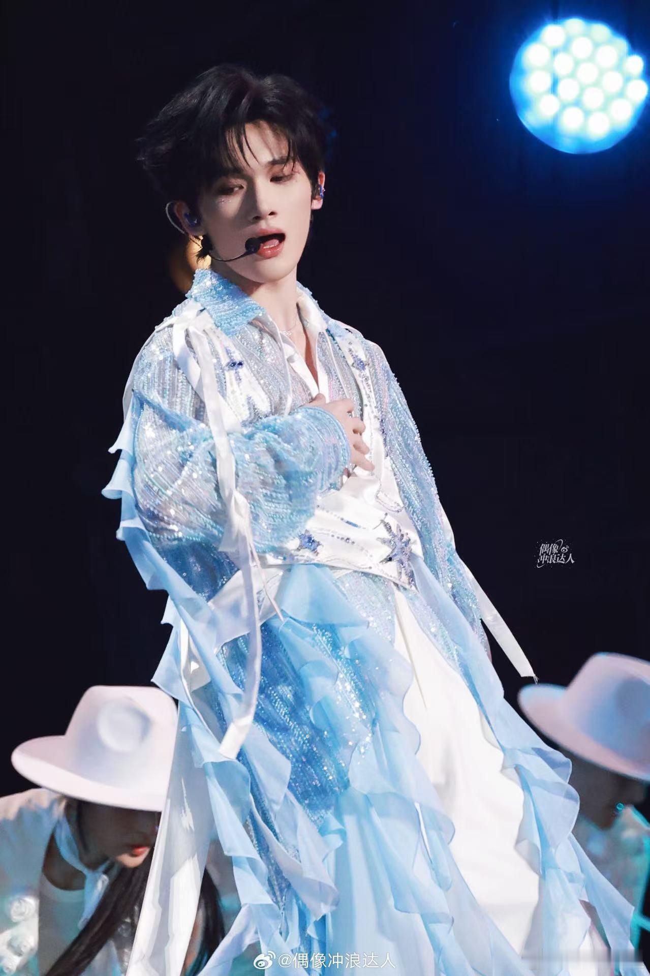 余宇涵FlowerGirl舞台余宇涵花仙子 余宇涵真的太会了，蓝衣造型仙气飘飘宛
