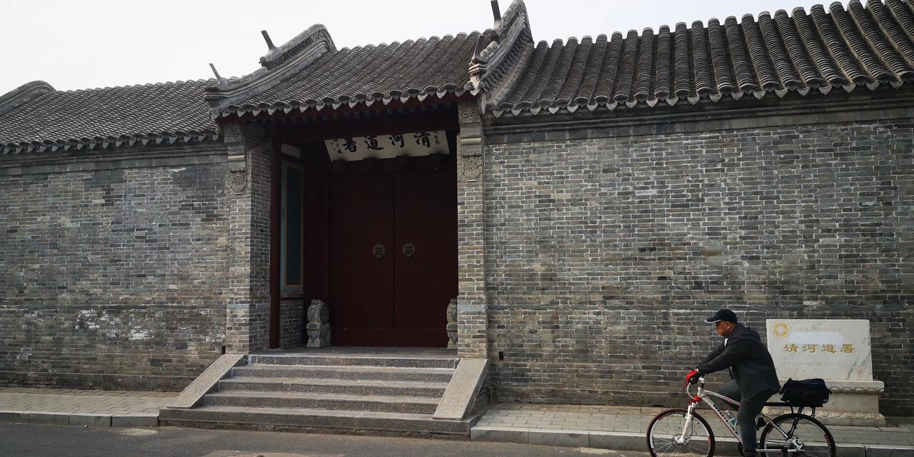 漫步保定街头，那种古朴厚重感扑面而来。在兴华路上有一院落，青砖灰瓦，硬山建筑，大