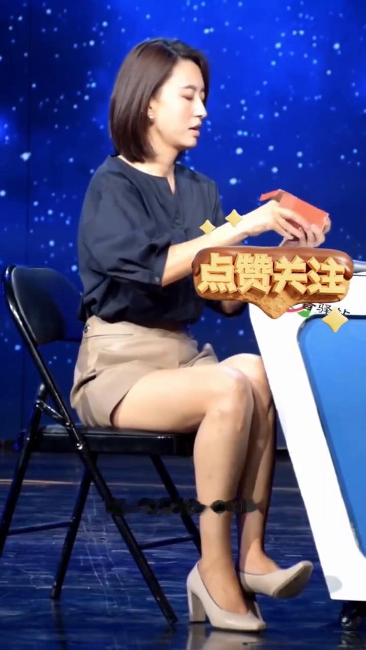 还是那个茶碗？还是这个茶碗？对。真的是买的，这一对月饼还可以吃，可以拿出来。