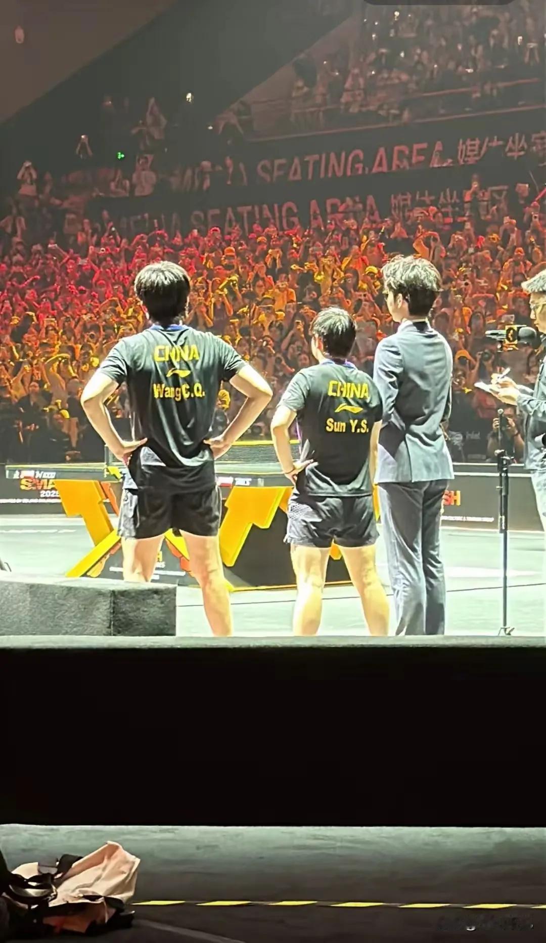 真的被莎头这排面狠狠震撼到了！

赛场里座无虚席的盛况直接拉满，放眼望去全是为他