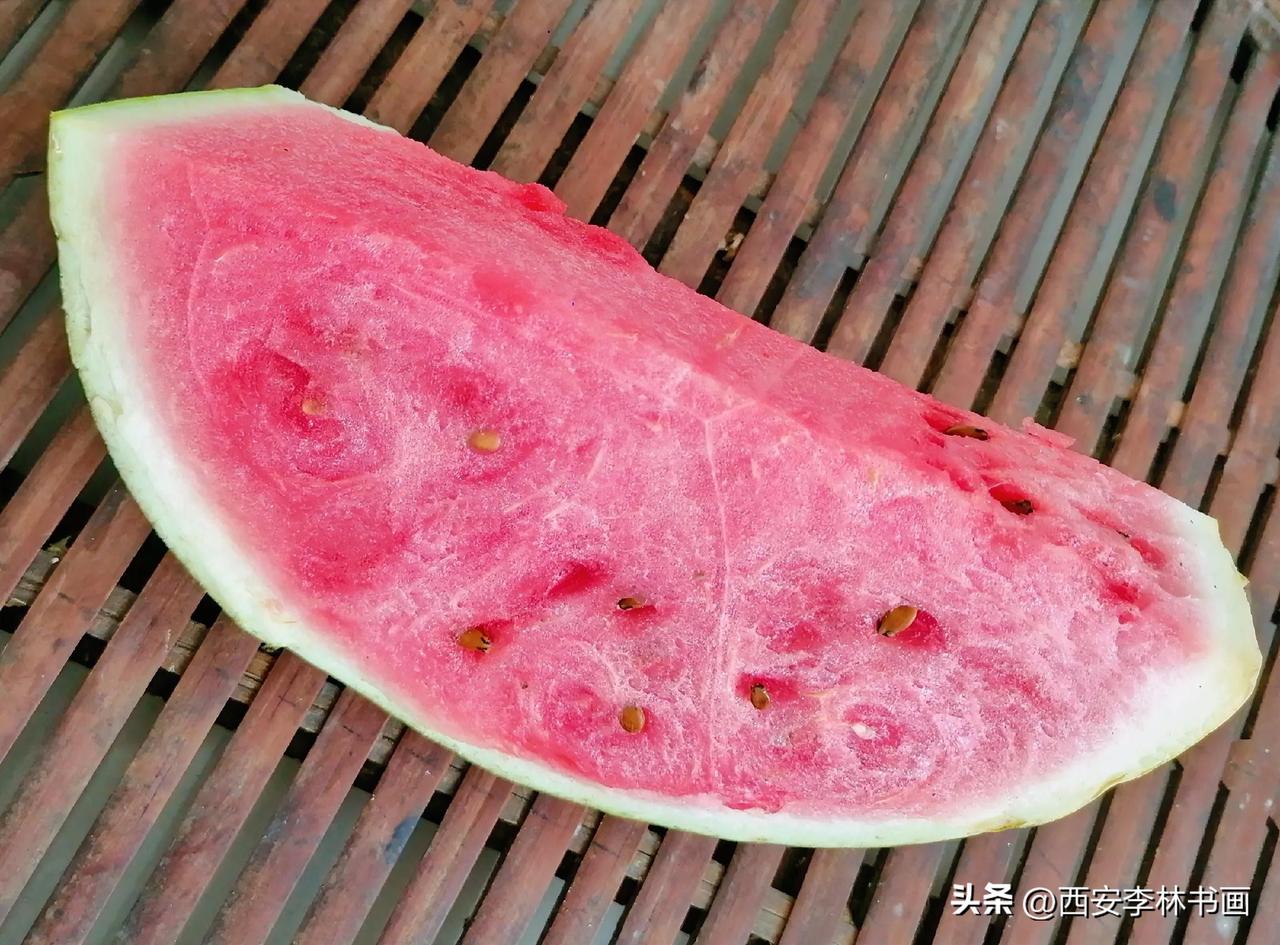 《这些年夏天没有在汉中城固吃过西瓜。这几天吃了汉中城固西瓜，我惊叹：一等西瓜。瓜
