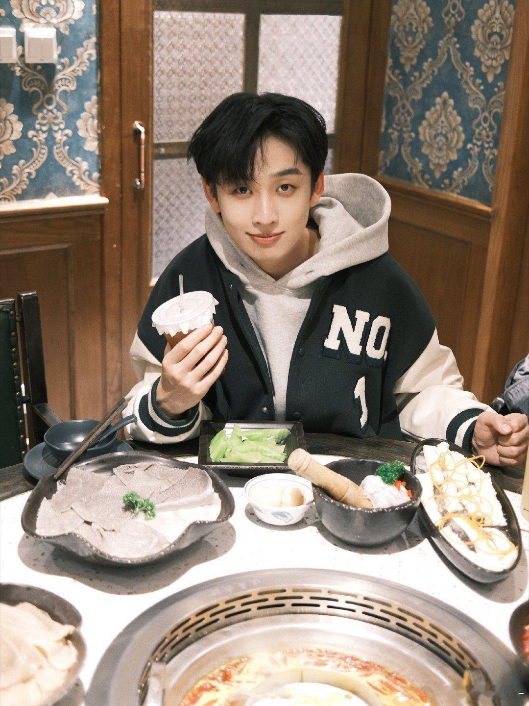 齐思钧回应爱你老己 齐思钧直播聊“爱你老己”，自曝最真实的爱己方式就是——认真养