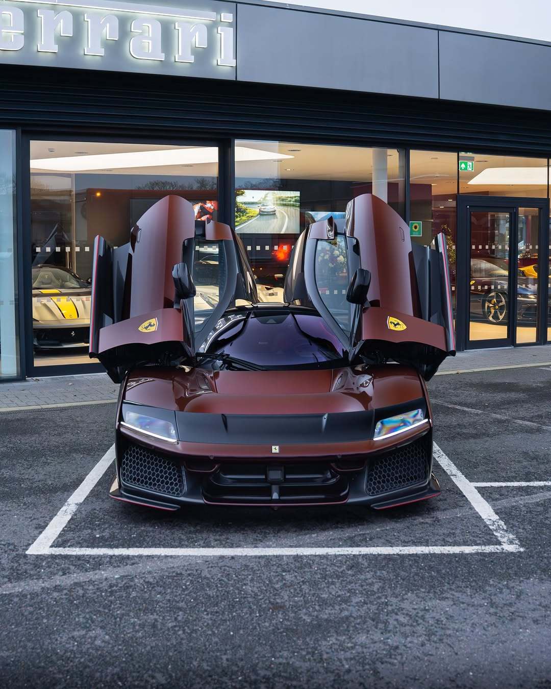 一台特殊车漆的法拉利神车F80Rosso Taormina陶尔米纳红。这是法拉利