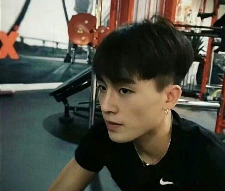 欧豪在名利场上吹羽毛  不迎合，不紧绷。镁光灯越刺眼，他越有种沉浸自己世界的松弛